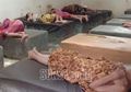Viral Foto Puluhan Lansia Tidur di Ranjang Semen di Ponorogo, Ada 19 Tempat Tidur Beton atau Semen Berlapis Spon, Begini Penjelasan Pengelola Panti