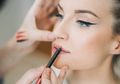 Cara Bikin Bibir Tetap Lembap Pakai Lipstik Matte, Cari Tahu Yuk!