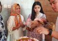 5 Tahun Jadi Mualaf dan Menantu Presiden Jokowi, Selvi Ananda Kembali Curi Perhatian saat Lebaran Bersama Keluarga Besar, Netizen: Sederhana Amat Gak Pakai Sandal...