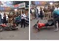 Terjadi Lagi, Seorang Pria Ngamuk Hingga Banting-banting Motornya Sendiri Usai Ditilang Karena Tak Pakai Helm, Selanjutnya Apa yang Dilakuknya Malah Bikin Iba!
