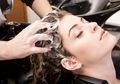 Agar Tidak Mudah Rontok dan Bercabang, Simak Cara Keramas Rambut yang Tepat Ini Yuk Stylovers!