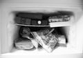 Bahaya Bisa Meledak, Ini Alasan 3 Benda Ini Tak Boleh Disimpan di dalam Freezer!