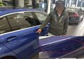 Biar Dibeliin Mobil Baru Orang Tuanya, Cowok Ini Sengaja Gores BMW di Showroom