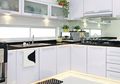 Inspirasi Sentuhan Kayu Warna Putih di Dapur, Tak Monoton Justru Mewah!