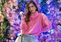 Gaun Nia Ramadhani Bikin Salah Fokus, Netizen: Bu Haji Nyangkut di Mana? Sobeknya Panjang Amat