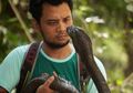 Langsung Terjun ke Lapangan Hadapi Predator Mematikan yang Teror Warga, Panji Petualang Simulasikan Jurus Menangkap Ular dengan Aman: Ingat, Harus Pakai Alat!