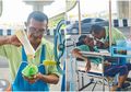 Ditinggal Istri setelah Tahu Anak Mereka Cacat, Pria ini Tanpa Lelah Berjualan Es Serut Tiap Hari sambil Menjaga sang Putra