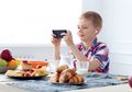 Jangan Lepas Begitu Saja Setelah Si Kecil Punya Smartphone Sendiri, Ini yang Sebaiknya Moms Lakukan