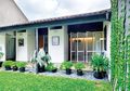 Teras Berfungsi Sebagai Selasar, Begini Asiknya Rumah Seluas 110 Meter yang Miliki Taman di Dalamnya