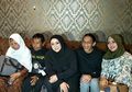 Menyesal Tak Pernah Mencari, Melly Goeslaw Janji Tanggung Hidup Mantan ART Nike Ardilla dan Istri