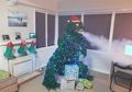 Terniat! Cowok Ini Bikin Pohon Natal Bentuk Godzilla, Bisa Semburin Asap
