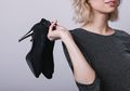 #5MenitAja Buat Racikan Ampuh Hilangkan Bau Tak Sedap di Sepatu Kesayangan Moms, Coba Yuk!