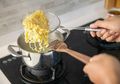 Begini Cara Masak Mi Instan yang Benar Supaya Otak Tak Ikutan Rusak & Tetap Sehat Tanpa Merasa Bersalah!