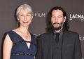 Tampil Pede dengan Rambut Berubannya, Kekasih Keanu Reeves Memiliki Alasan Membiarkan Mahkota Kepalanya Memutih