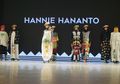 Bertajuk Getuk Lindri, Hannie Hananto Pamerkan Koleksi Bergambar Makanan di Panggung 23 Fashion District