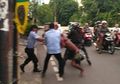 Bawa Ransel Jalan di Tengah Keramaian Jakarta, Orang Gila Ini dengan Santainya Hamburkan Uang Rp 7,6 Juta, Bikin Heboh Warga yang Ramai-ramai Memungutinya