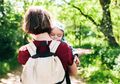 Tak Hanya Tingkatkan Bonding, Ini Segudang Manfaat Luar Biasa Mengajak Bayi Jalan-jalan