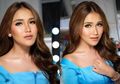 Tanktop Ketat Bikin Lekuk Tubuh Terlihat Jelas, Ayu Ting Ting Asyik Gladi Bersih Pakai Baju Kasual