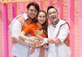 Pelukan Mesra Sama Cowok Pas Shooting, Ayu Ting Ting Kenakan OOTD Bernuansa Oranye Cerah