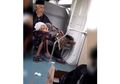 Video Viral Pasangan Lansia nan Romantis, Nenek Tertidur di Pangkuan Kakek saat Naik Kereta, Banjir Doa dari Netizen
