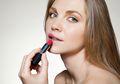 Cara Benar Pakai Lipstik Agar Warnanya Lebih Menyatu di Kulit Bibir Kamu