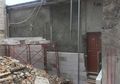 Diancam 3 Laki-laki Berbadan Besar: Kisah Pilu Ko Ayun yang Rumahnya Terkepung Bangunan Proyek, Begini Aturan Hukum tentang 'Tanah Helikopter'