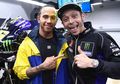 Memiliki Total 15 Gelar Juara Dunia, Legenda MotoGP Valentino Rossi dan Legenda F1 Lewis Hamilton Bertukar Tunggangan! Namun Terdapat Peristiwa Mengejutkan saat Sesi sedang Berlangsung
