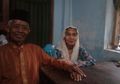 Videonya Tertidur di Pangkuan Hangat Sang Suami Bikin Baper Netizen, Ternyata Ini Rahasia Keromantisan Pasangan Kakek dan Nenek Penumpang Prameks yang Belakangan Ini Viral, Putrinya Beri Kesaksian