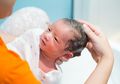 Ngeri Mencukur Rambut Si Kecil? Berikut Tipsnya Moms!