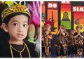Jan Ethes Pentas Tari Pakai Baju Adat Dayak, Intip Gaya Menggemaskan Cucu Jokowi di Atas Panggung Pentas
