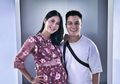 Akan Melahirkan Bulan Ini, Tilik Keseruan Paula dan Sang Suami Berfoto di Sofa Sambil Pegang Baju Bayi