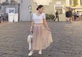 Istri Reino Barack Bikin Video Angkat Rok, Ini Penampilan Syahrini dengan Gaya Kasual Glamor