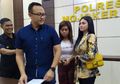 Aksi Nekat Keramas di Pinggir Jalan dengan Baju Seksi Berbuah Petaka, Dua Perempuan Cantik Ini Terancam Hukuman Pidana 3 Bulan