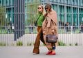 4 Padu Padan Busana Musim Hujan yang Anti Ribet Namun Tetap Stylish, Contek Deh!
