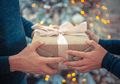 Sengaja Siapin Hadiah Natal untuk Murid, Hati Guru Ini Hancur Pas Dengar Tanggapan Anak Didiknya