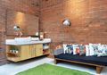 Hunian Bergaya Ekspos dengan Paduan Skylight Tinggi, Bikin Rumah Makin Adem