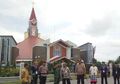 Potret Indah Toleransi, Anak Muda Lintas Agama Saling Bantu Amankan Misa Natal di Timika