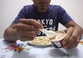 YouTuber Ini Gambarkan Rasa Makan Nasi Goreng Pakai Makanan Kucing Kalengan