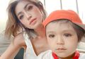 Foto Natal Bersama Anak, Jessica Iskandar Tampil Elegan dengan Dress dan Aksesoris Mewah