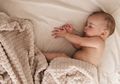 Sering Dianggap Sepele Posisi Tidur Menyamping pada Bayi Ternyata Dapat Mendatangkan Bahaya Lo Moms