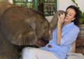 Kisah Pertemanan Penuh Kasih Sayang antara Cewek dengan Gajah yang Dia Selamatkan Saat Bayi