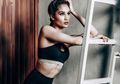 Habiskan Akhir Tahun di Bali, Intip Seksinya Cinta Laura Pakai Baju Transparan dan Tank Top Belahan Rendah