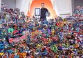 Ini Dia Bapak-bapak dengan Koleksi Mainan Transformers Terbanyak di Dunia, Ada 2.111 Item!