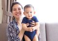 #FamilyQuality: Meski Masih Bayi, Tya Ariestya Mulai Biasakan Anak Keduanya Membaca Buku, Ternyata Ini Segudang Manfaat Bila Si Kecil Gemar Membaca!