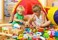 Jangan Sembarangan, Moms! Pertimbangkan Hal Ini Sebelum Membelikan Si Kecil Mainan