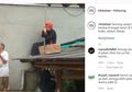 Terjebak di Tengah Genangan Banjir, Pria Paruh Baya Ini Nampak Pasrah dengan Menengadahkan Tangan Sambil Berdoa, Potretnya Viral hingga Buat Netizen Trenyuh