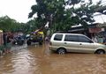 Tanpa Mogok Terjang Tingginya Banjir Bak Belah Lautan, Angkot Panther Tua Ini Curi Perhatian Warga, Ternyata Ini Rahasianya