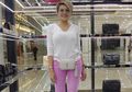 Intip Gaya Sederhana Nikita Mirzani Saat Terjun Langsung Bantu Korban Banjir di Ciledug, Cantik Tanpa Makeup!