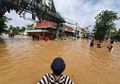Foto-foto: Jakarta Barat Masih Banjir, Bengkel Dadakan Bermunculan
