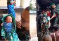 Tertidur Lelap Berselimut Kain, Bayi Baru Lahir Ini Selamat dari Banjir Berkat Gendongan Anggota Korem, Pasukan TNI Sampai Lakukan Aksi Estafet Saat Evakuasi Sang Bocah